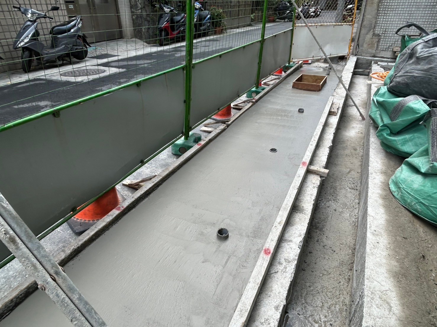 璞園袖里春 1F基地外水溝灌漿