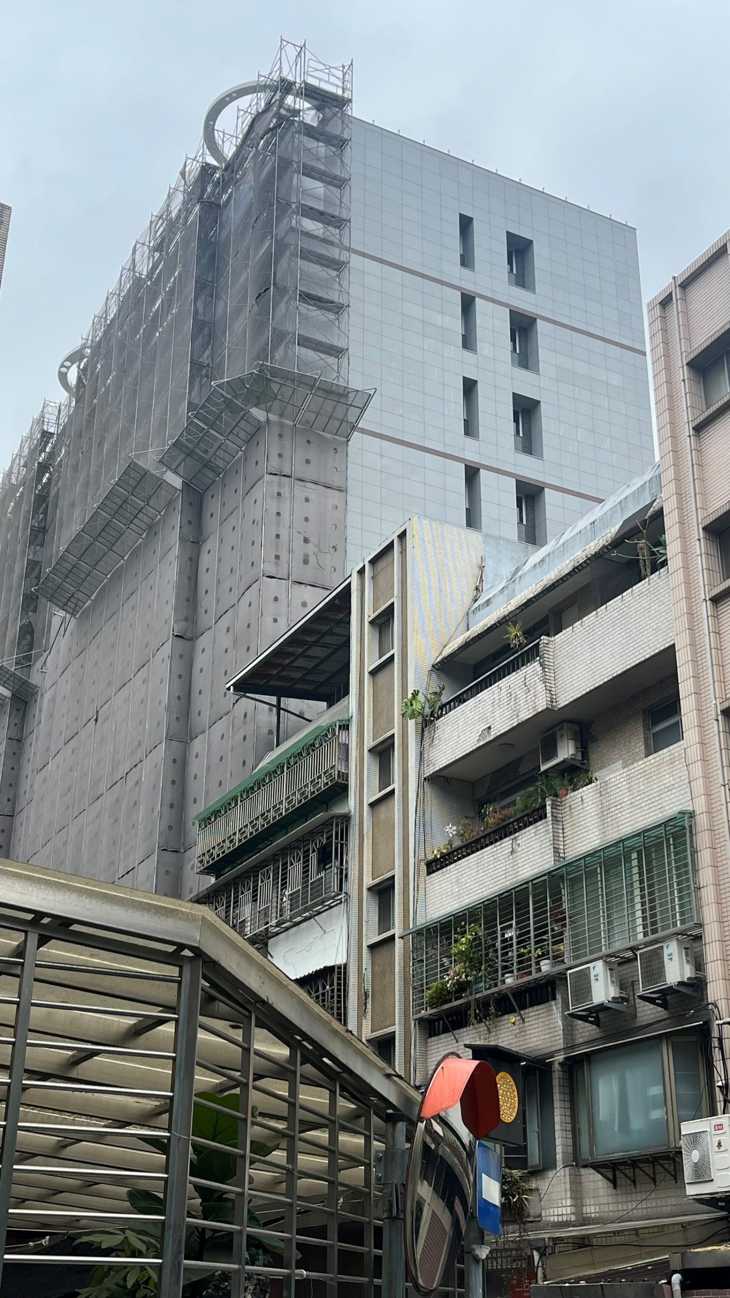 璞園樸園 A棟東側外牆拆架