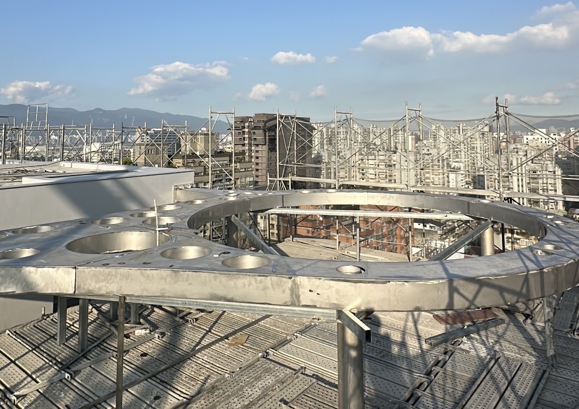 璞園樸園 2025.02.15 A棟PRF屋頂造型金屬安裝施作