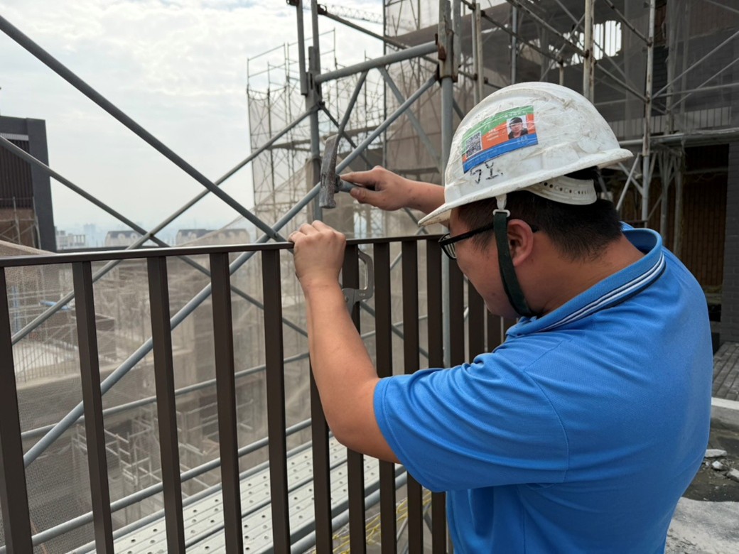 璞園畾畾青 2026.01.26 A棟18F欄杆安裝