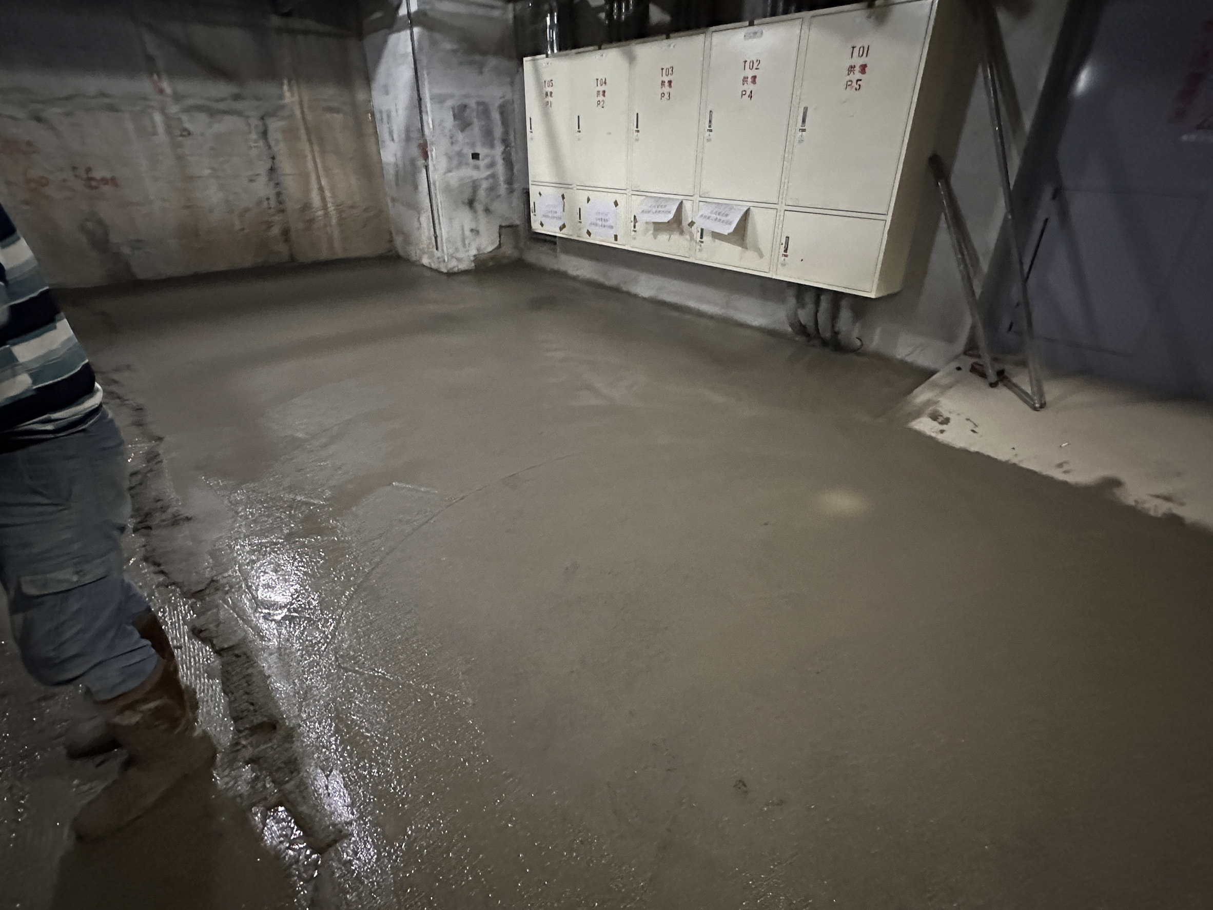 璞園樸園 B1F車道貼磚前打底