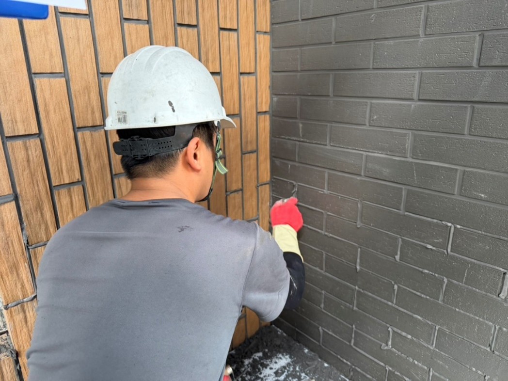 璞園畾畾青 2025.09.24 A棟第一階段外牆勾縫施作