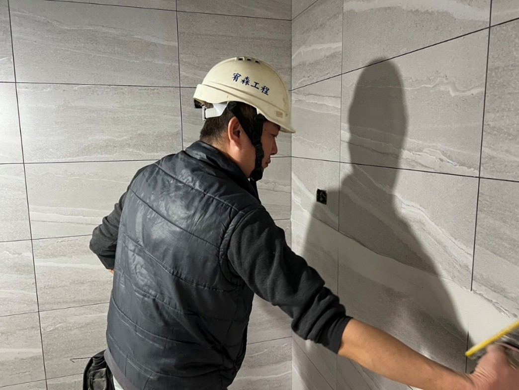 璞園畾畾青 2025.12.12 B棟4F浴室壁磚抹縫施作