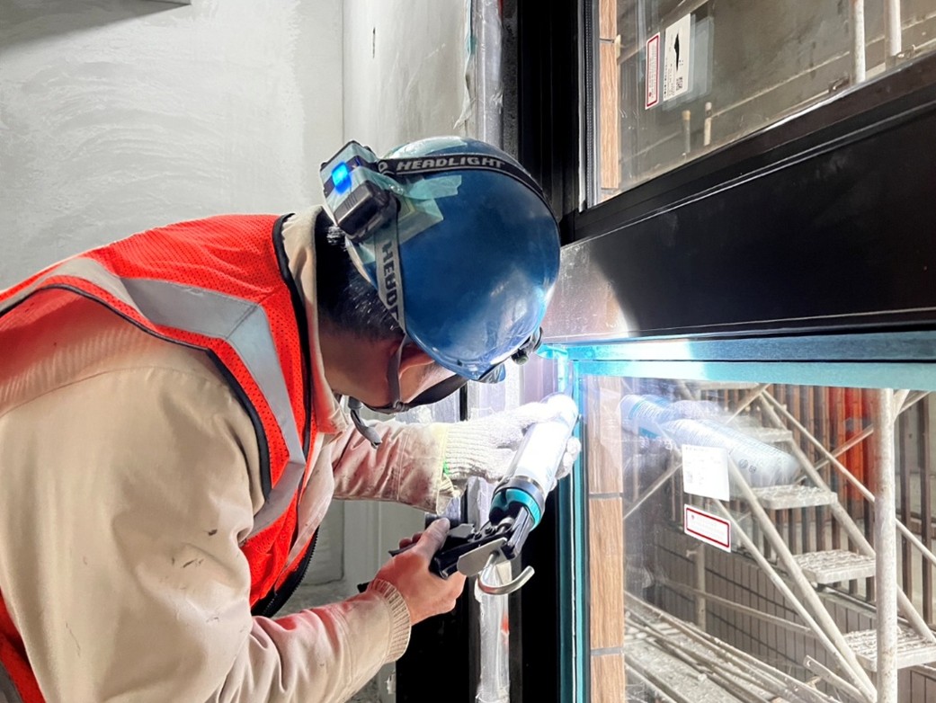 璞園畾畾青 2026.02.09 B棟10F排煙窗玻璃打膠