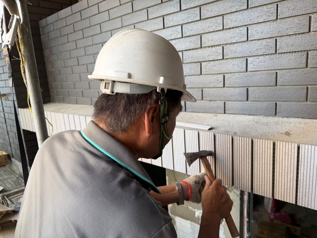 璞園畾畾青 2025.10.08 A棟第一階段外牆磚施作