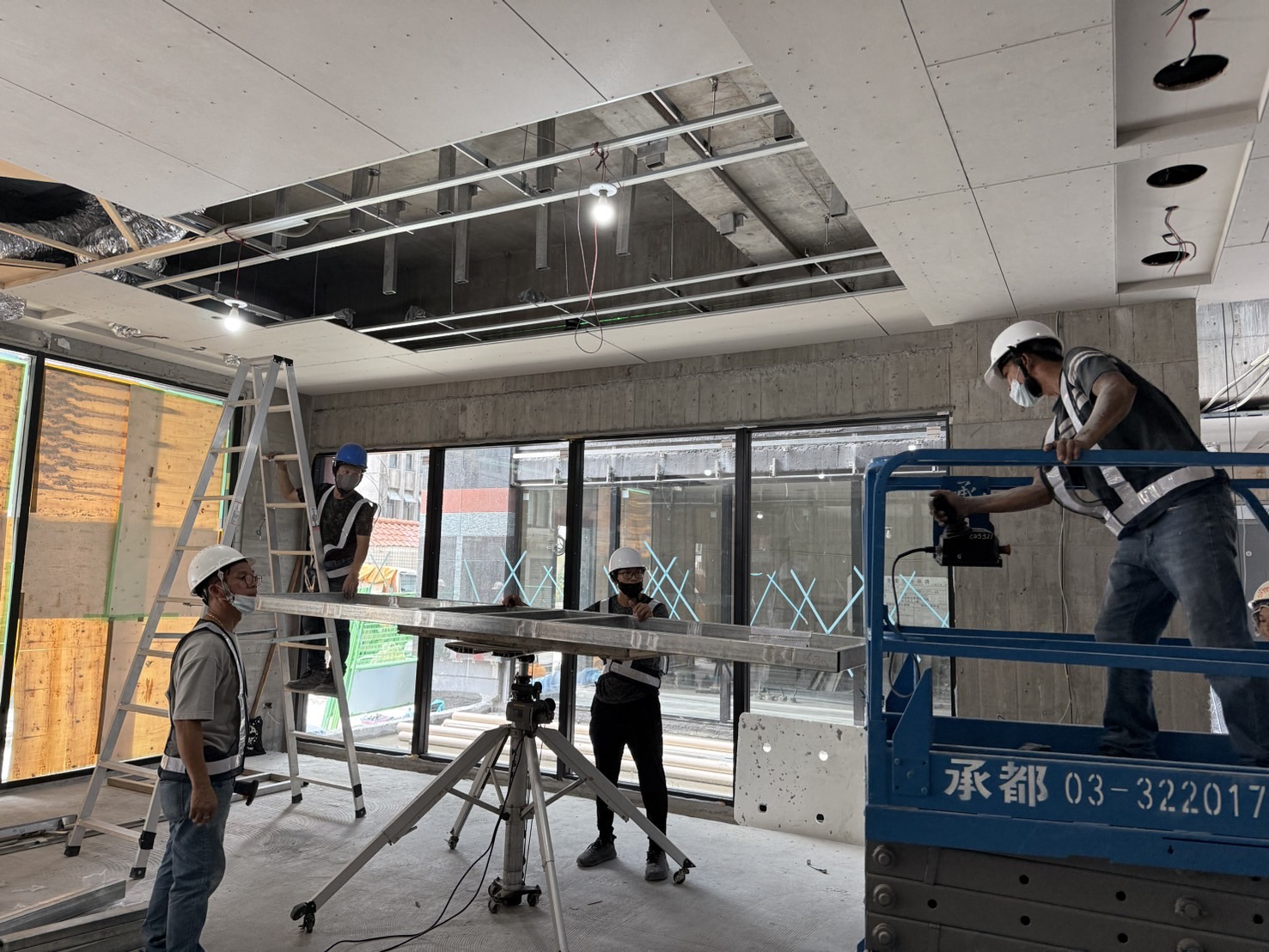 璞園樸園 2025.06.27 1F大廳藝術品金屬框施作