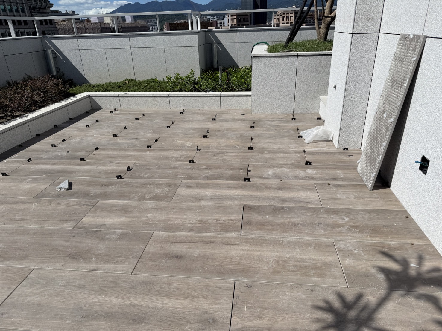 璞園樸園 2025.09.05 B棟-RF高架地磚施作