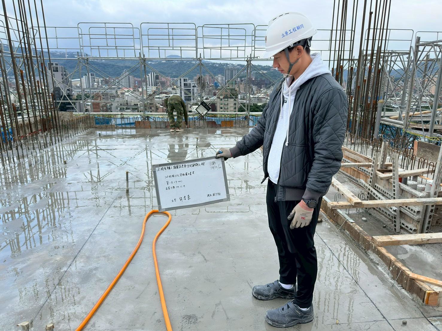 璞園喆里東 11FL RC灌漿後灑水養護