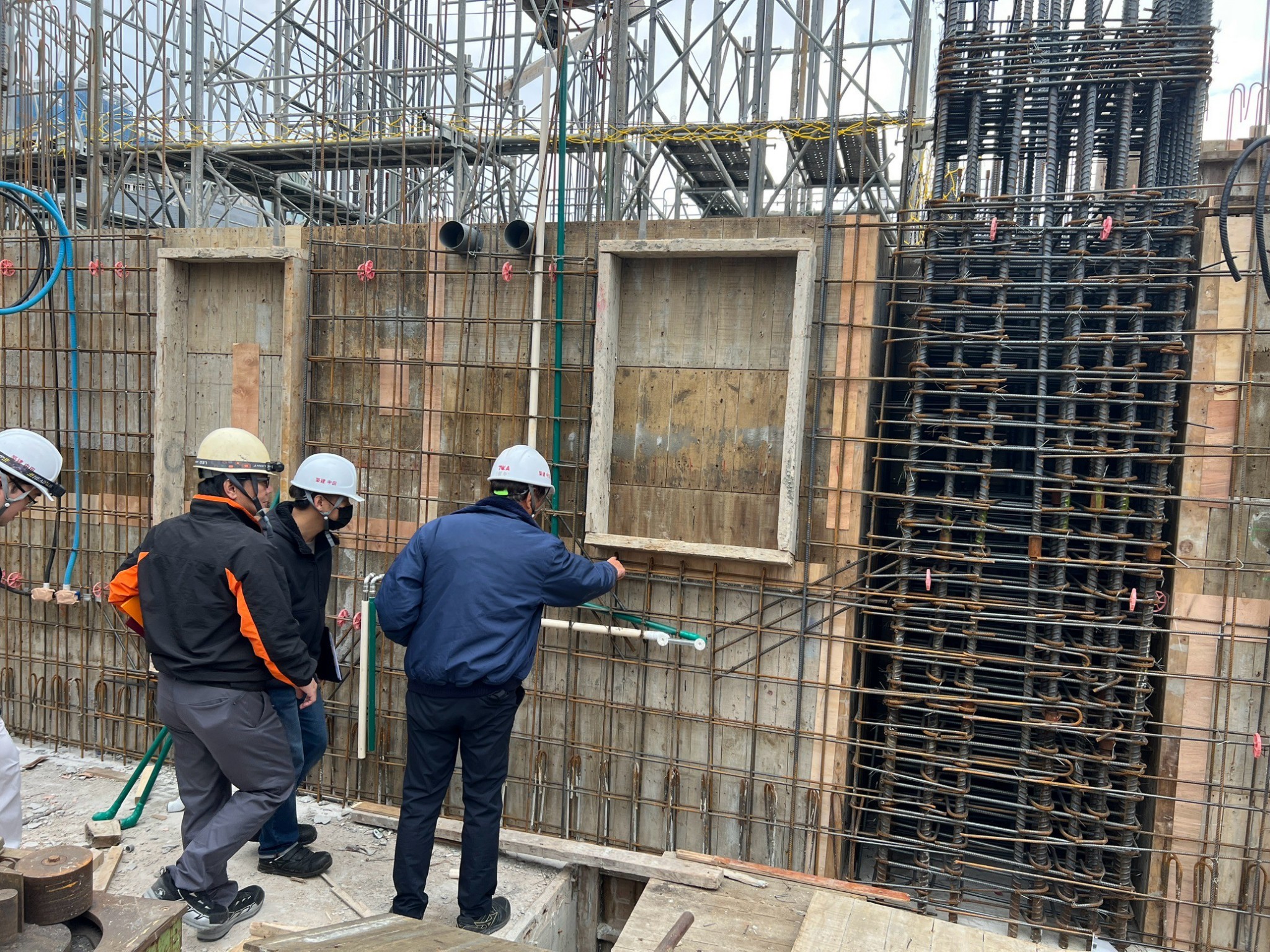 璞園喆里東 2F柱牆田中顧問查驗