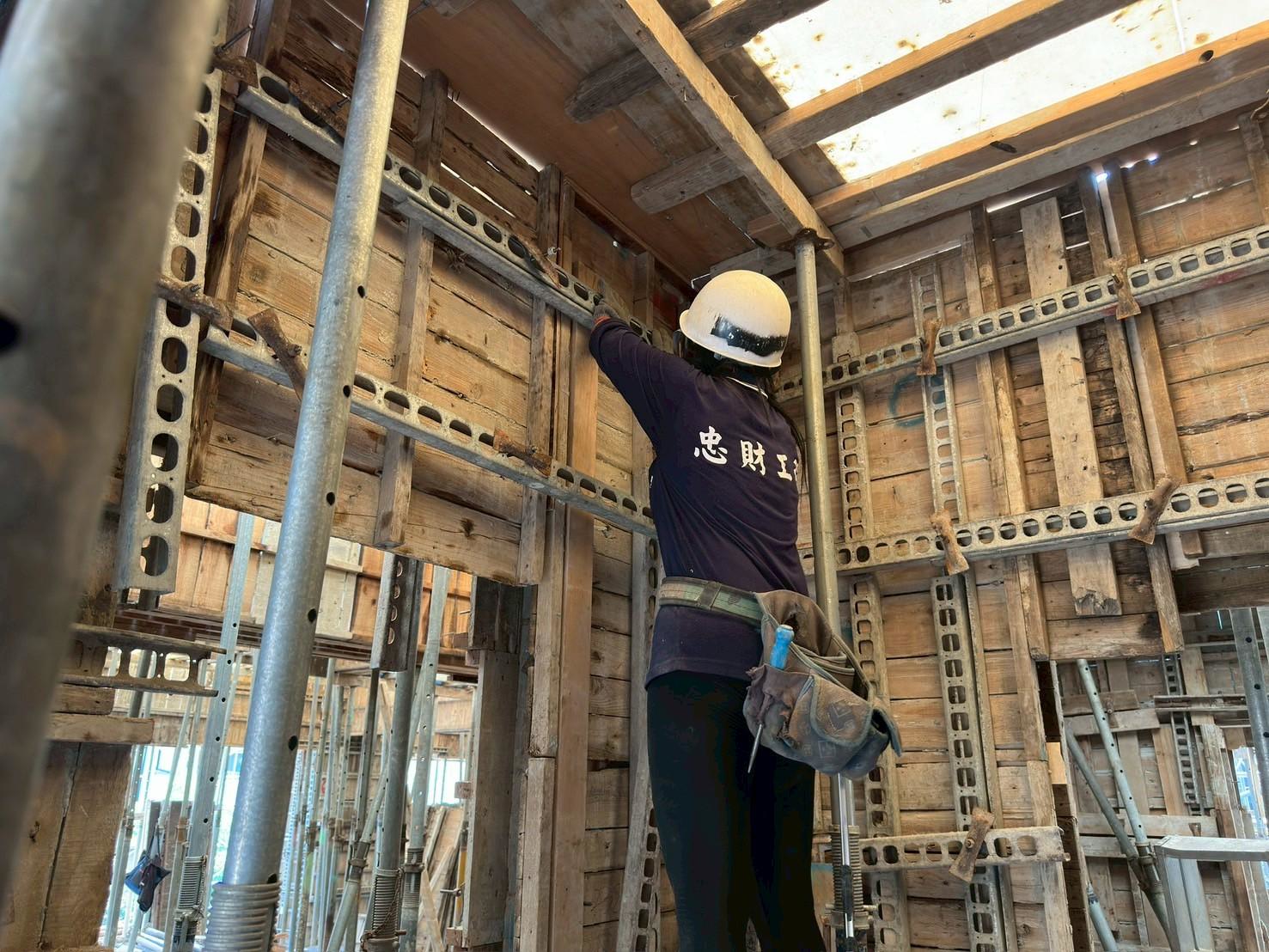 璞園喆里東 2F牆模鎖固