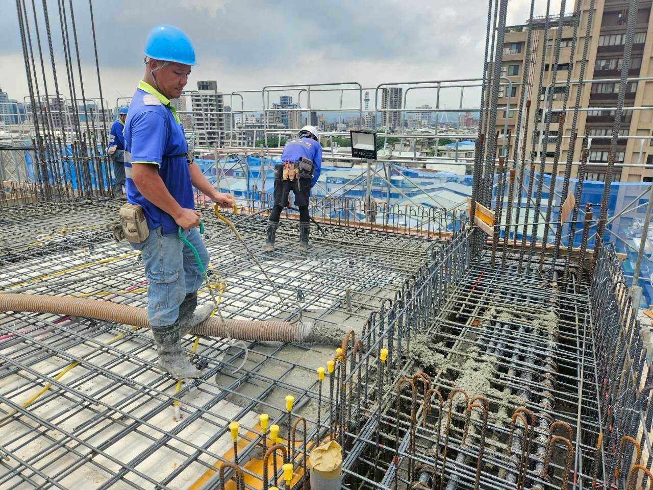 璞園喆里東 9FL灌漿