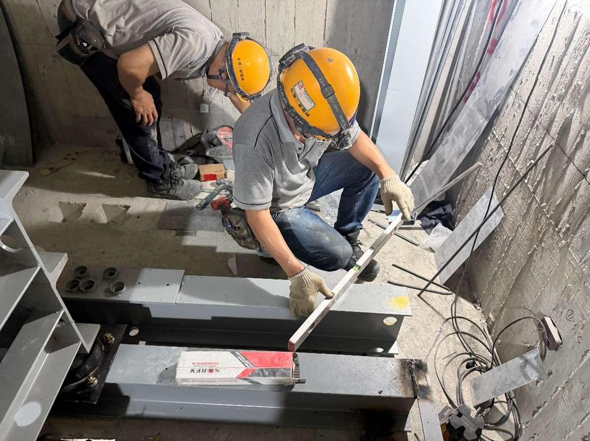 璞園喆里東 R3F二號電梯鋼梁安裝