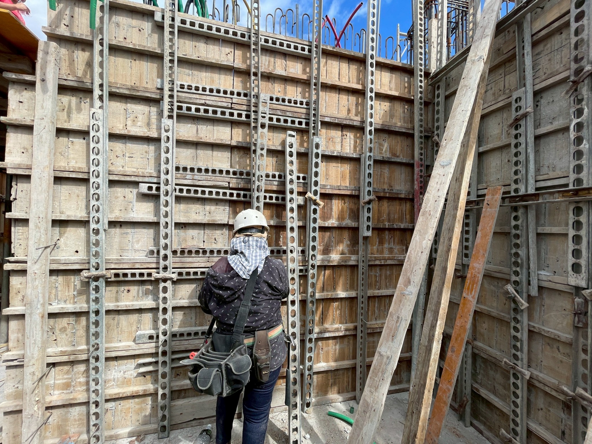 璞園喆里東 牆模鎖固