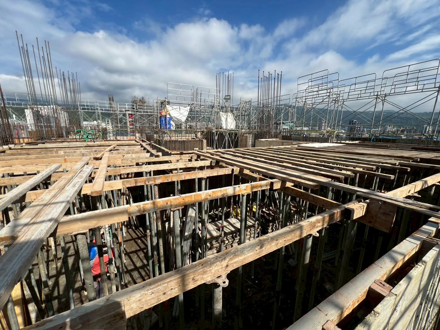 璞園喆里東 版底格柵施作