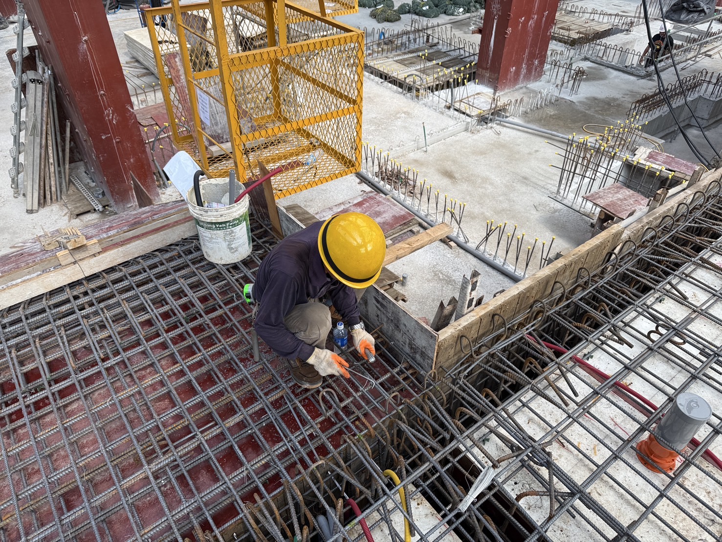 築觀 泳池區高版鋼筋綁紮