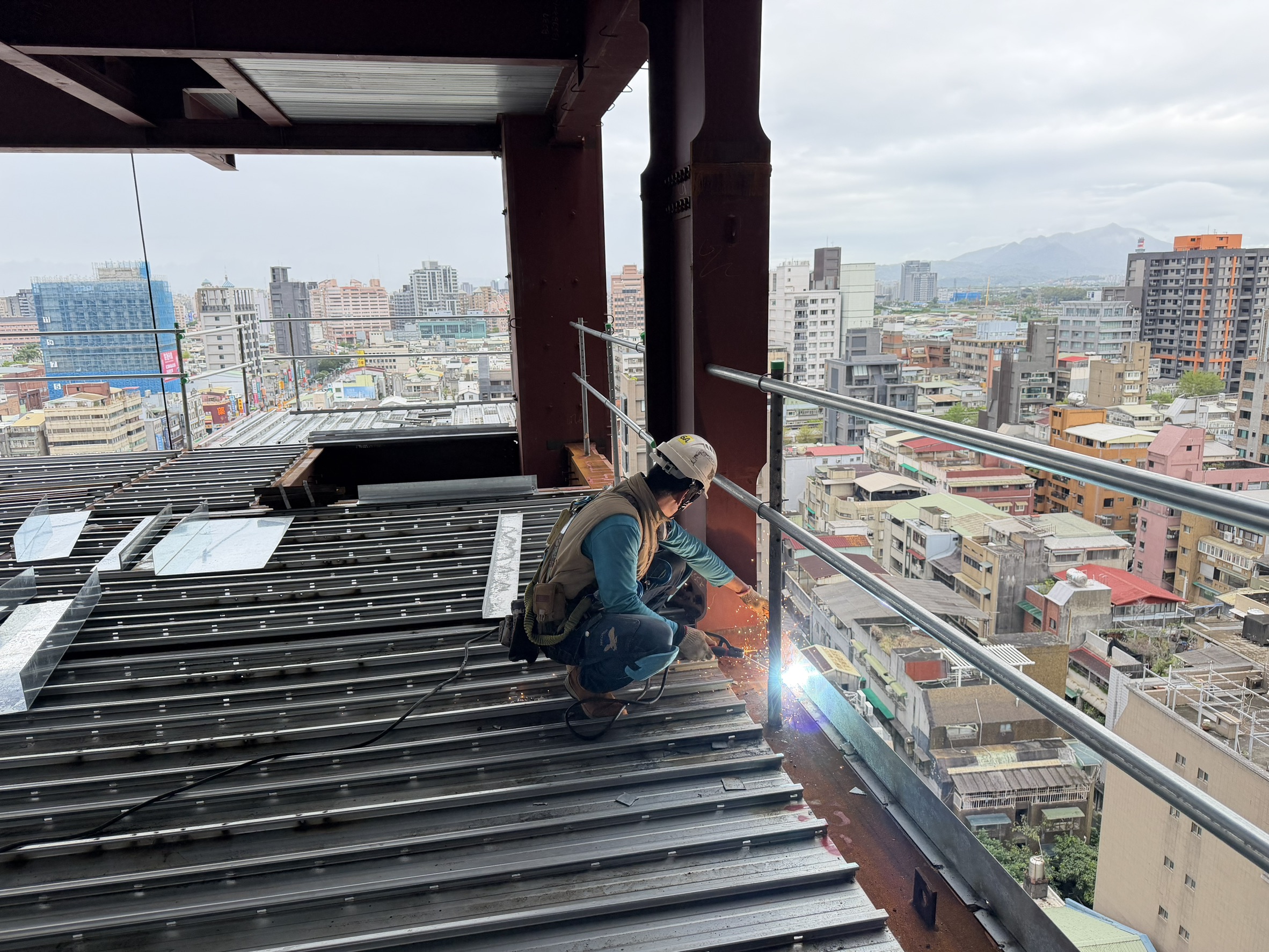 築觀 12FL鋼承鈑收邊板施作