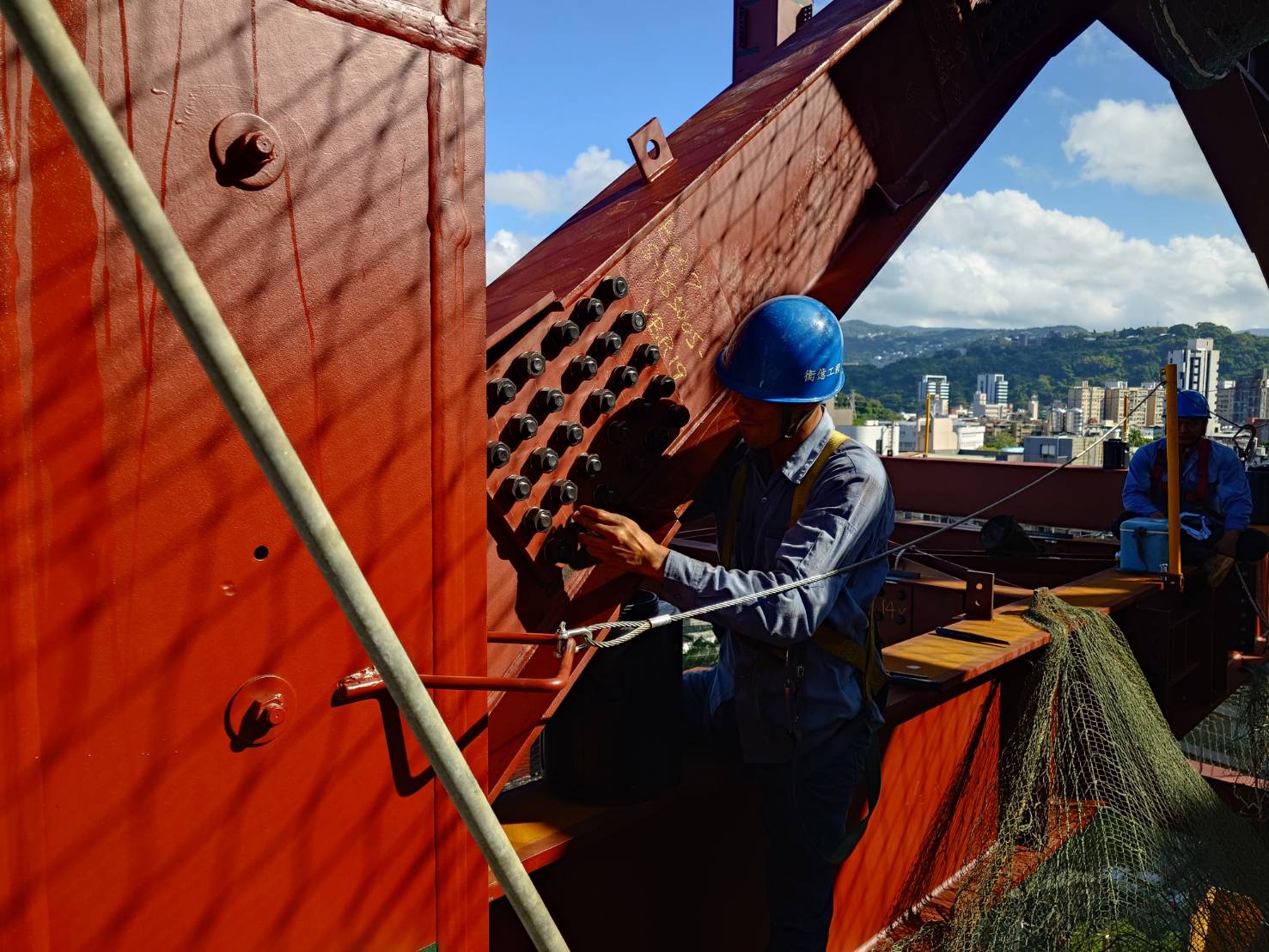 築觀 塔吊區補強鋼樑螺絲鎖斷