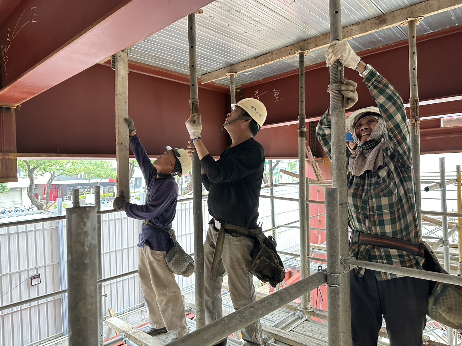 築觀 2FL鋼承鈑支撐施作