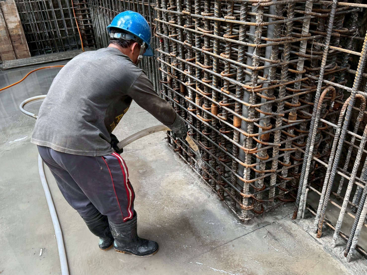 璞園泊隱 2025.05.21 B3F周邊柱牆泥沙清潔