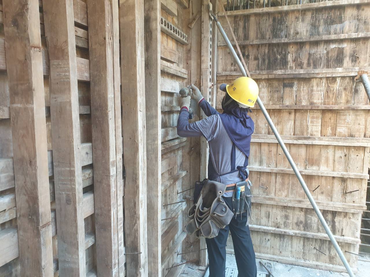 璞園泊隱 2025.08.22 B1F模板工程 周邊柱牆封模