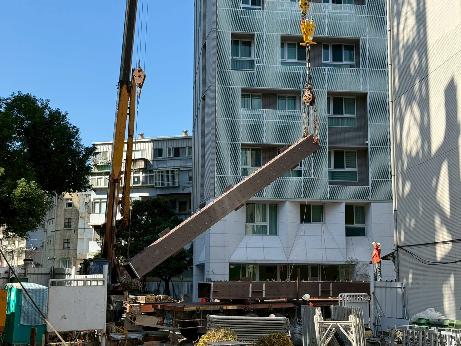 璞園泊隱 2025.11.24 第三節非塔吊區鋼柱吊裝