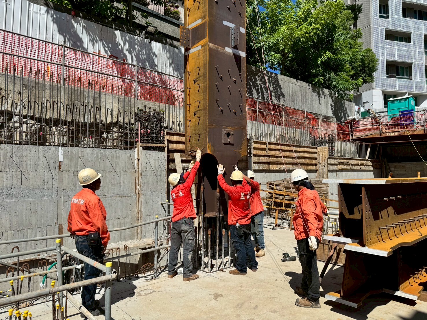 璞園泊隱 2025.08.30 第一區第一節鋼柱吊裝