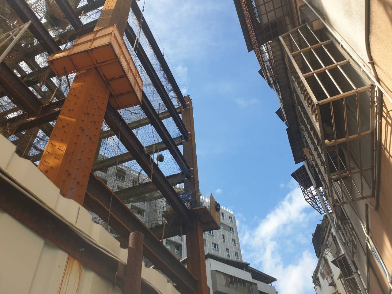 璞園泊隱 2025.12.01 第三節(非塔吊區)C10柱鋼柱接頭電焊