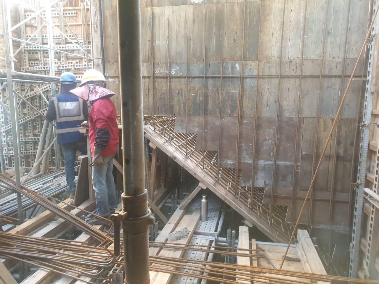璞園泊隱 2025.12.16 1F安全梯鋼筋綁紮